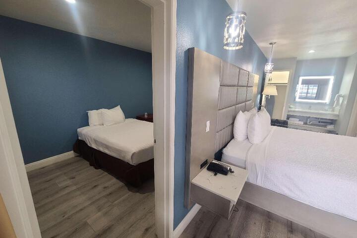 1 King Bed Refrigerator WiFi Full Breakfast (2 of 25)