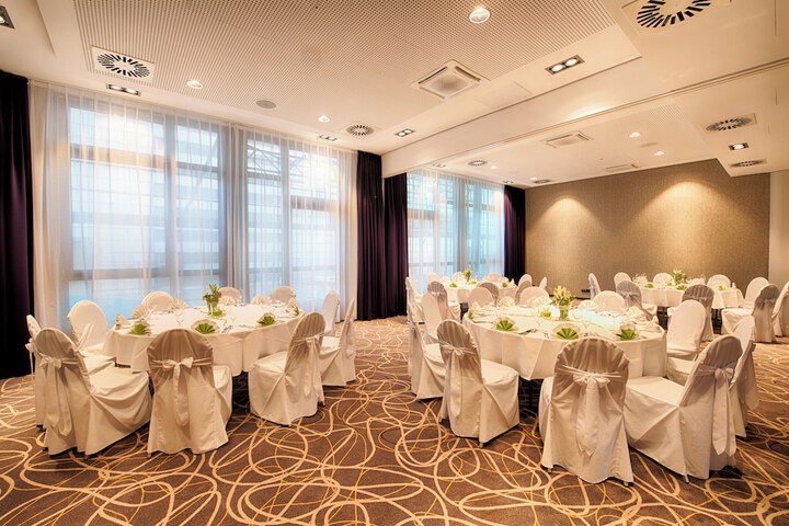 Ballroom/Hall 39 of 54