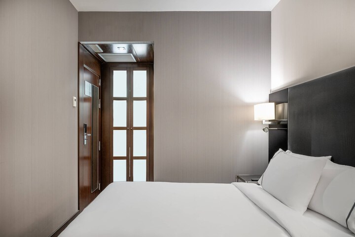 Room 10 of 51