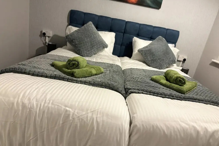 Room 6 of 16