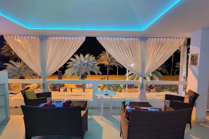 Lounge 22 of 34