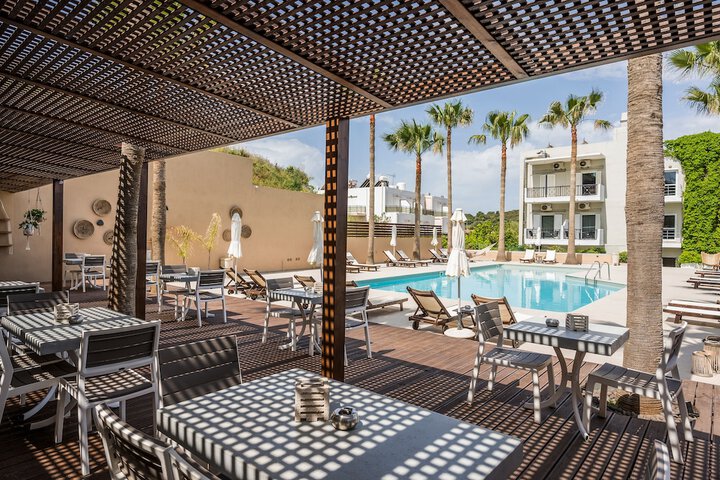 Hotel with Pool