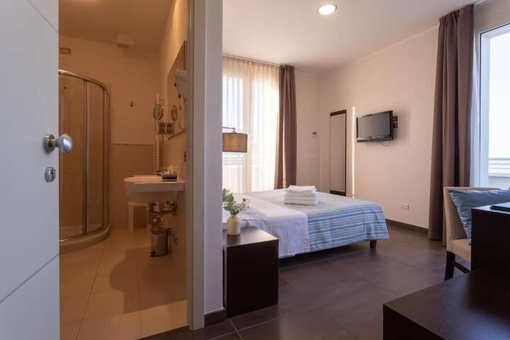 Room 6 of 18