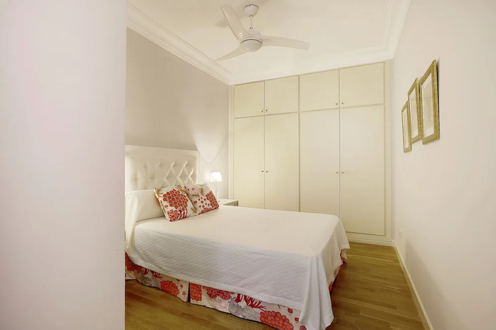 Photo of Large 3 Bd Apartm 200 m Square With View to the Royal Palace. Palacio