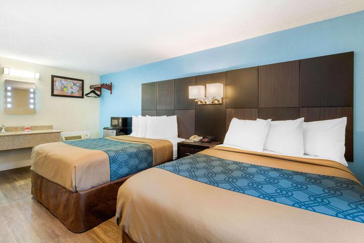 2 Double Beds (7 of 8)