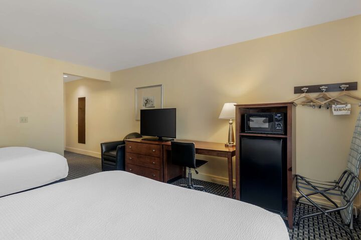 1 Queen Bed (27 of 31)