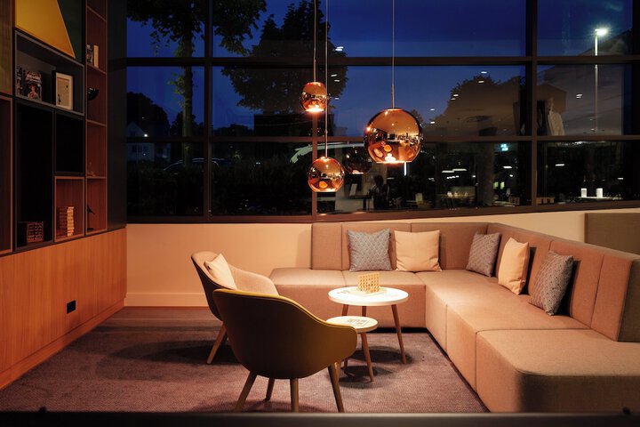 Lounge 142 of 182