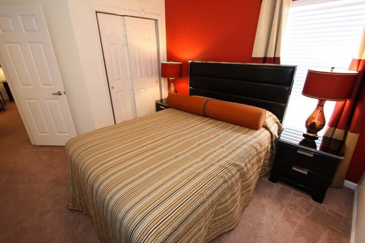 Room 8 of 32