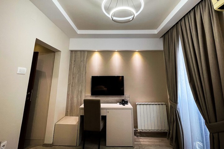 Room 10 of 28