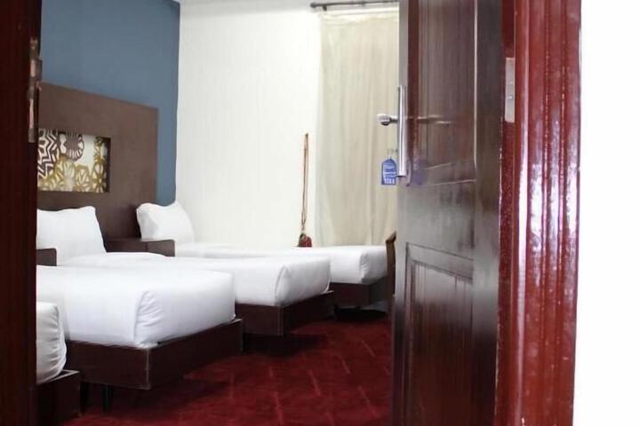 Room 8 of 12