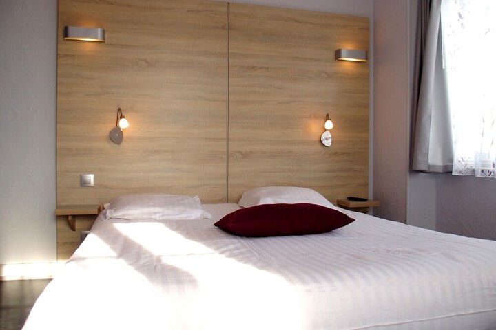 Room 5 of 10