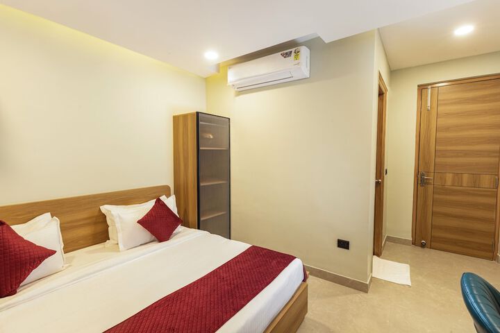 Room 10 of 18
