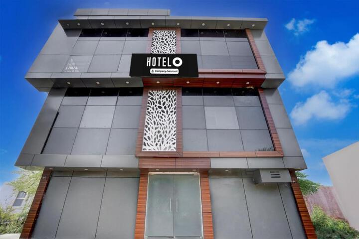 Super OYO Hotel O Gomti Nagar Near Amity Formerly Hotel Green Apple