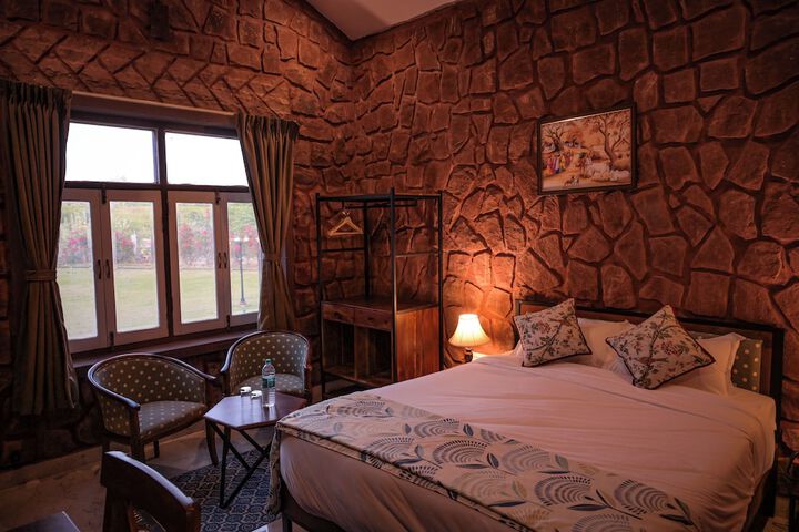 Room 6 of 25