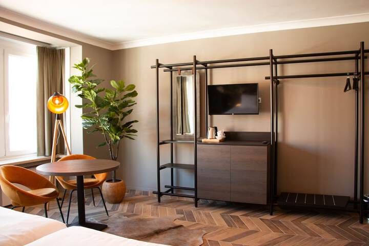 Room 17 of 38