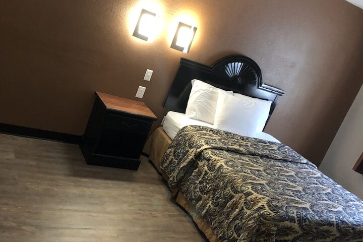 1 Queen Bed (19 of 37)