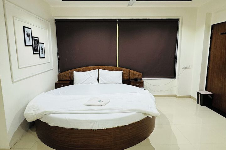 Room 3 of 10