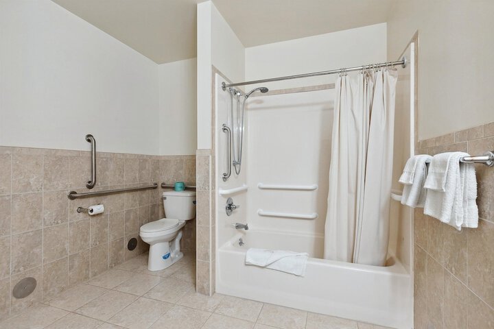 1 Queen Bed (2 of 9)