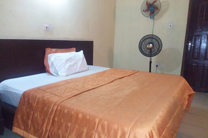 Room 9 of 11