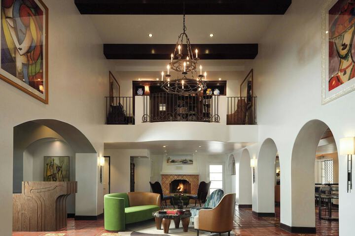 Lobby lounge