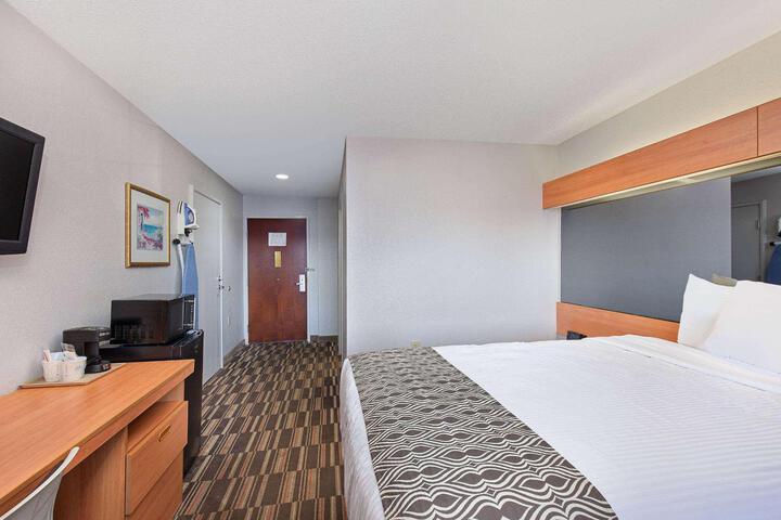 1 Queen Bed Accessible (29 of 32)