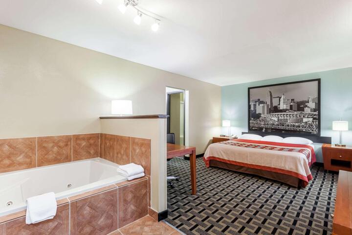 1 Queen Bed (3 of 15)