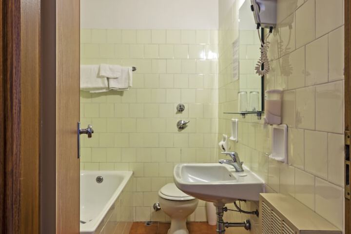 Room 32 of 57