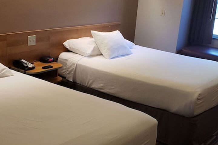 1 Queen Bed (24 of 31)