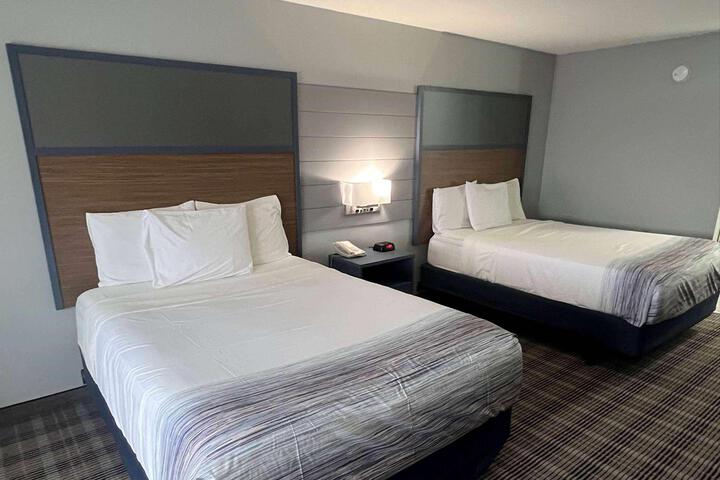 1 Queen Bed (1 of 5)