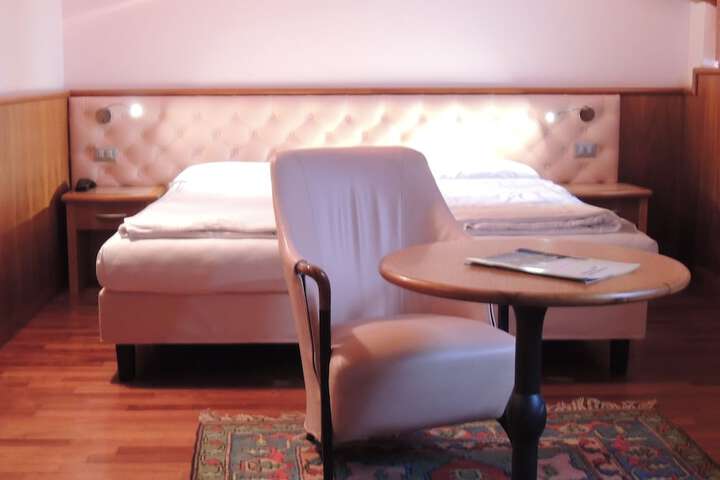 Room 5 of 68