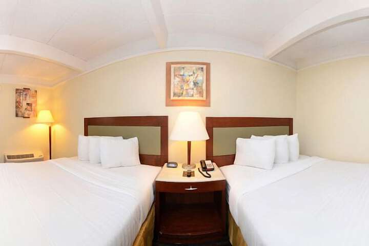 2 Queen Beds (4 of 6)