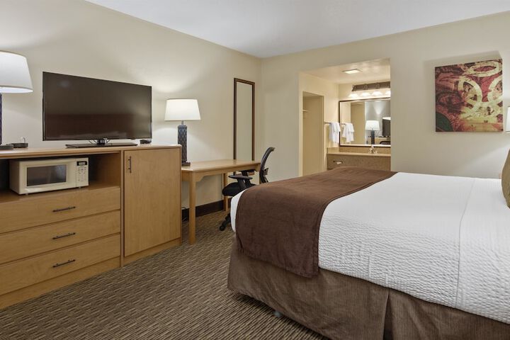 1 King Bed Microwave and Refrigerator WiFi Full Breakfast (5 of 6)
