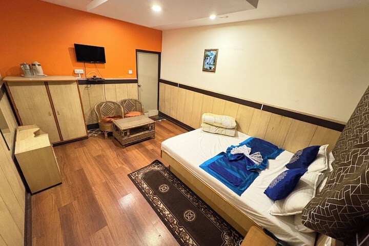 Room 6 of 18