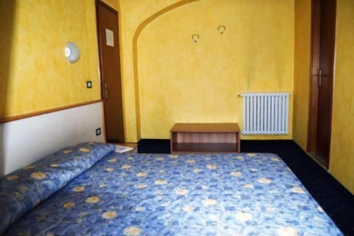 Room 6 of 54