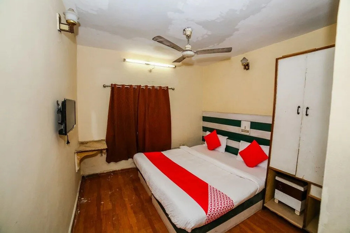 Room 4 of 12