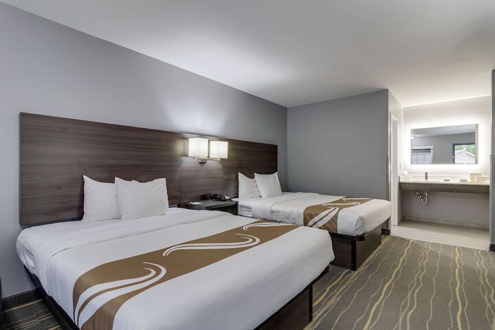 2 Queen Beds (3 of 11)