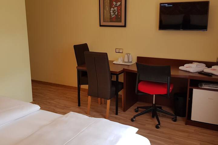 Room 4 of 79