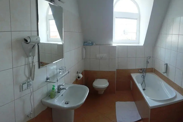 Room 8 of 15