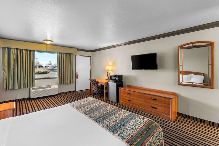1 King Bed (8 of 9)