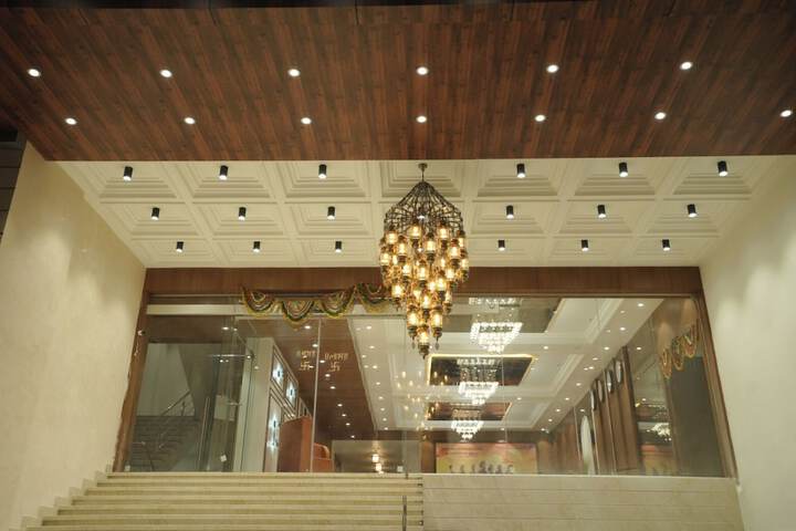 Ballroom/Hall 90 of 102