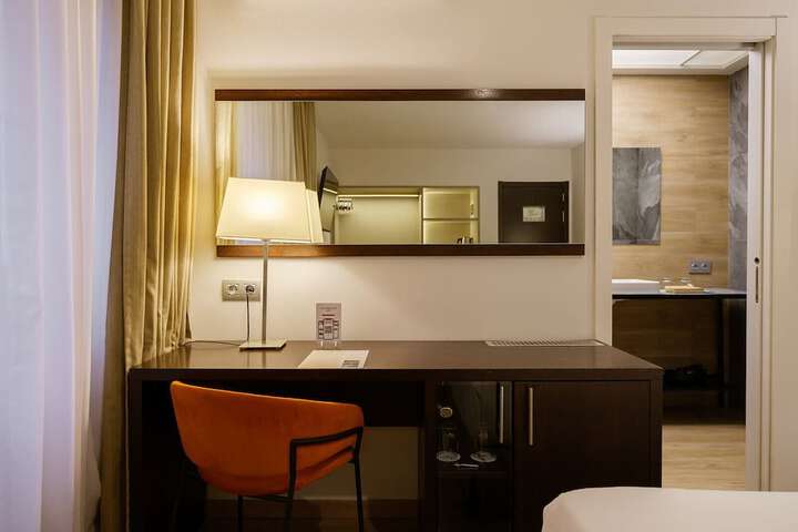 Room 9 of 99