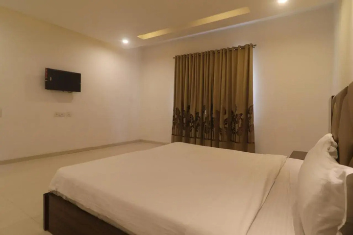 Room 6 of 13