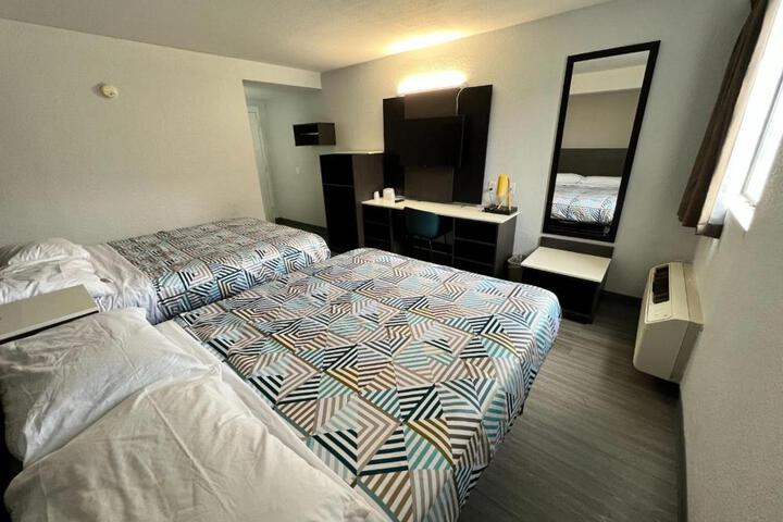 1 Queen Bed (5 of 19)