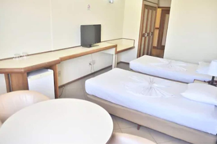 Room 10 of 32