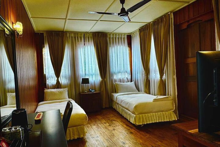 Room 2 of 10