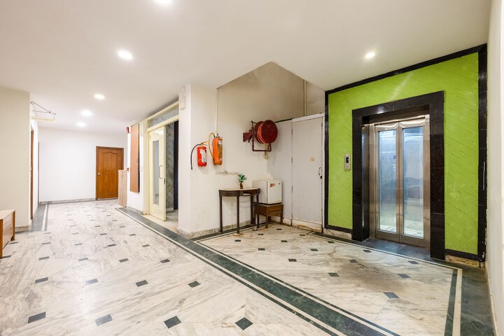 Ballroom/Hall 33 of 44