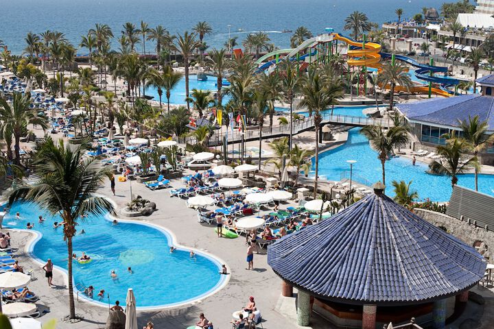 Hotel Pool