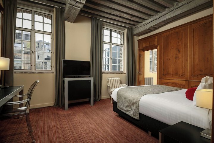 Room 33 of 145