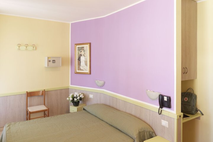 Room 6 of 14