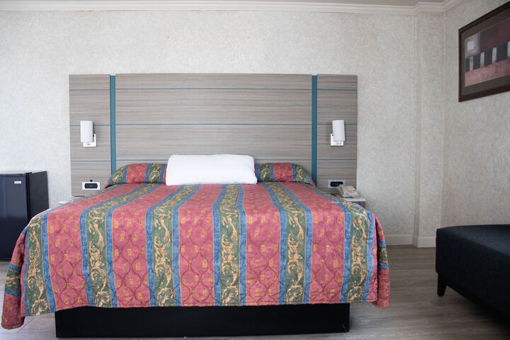 Deluxe King Bed (22 of 22)